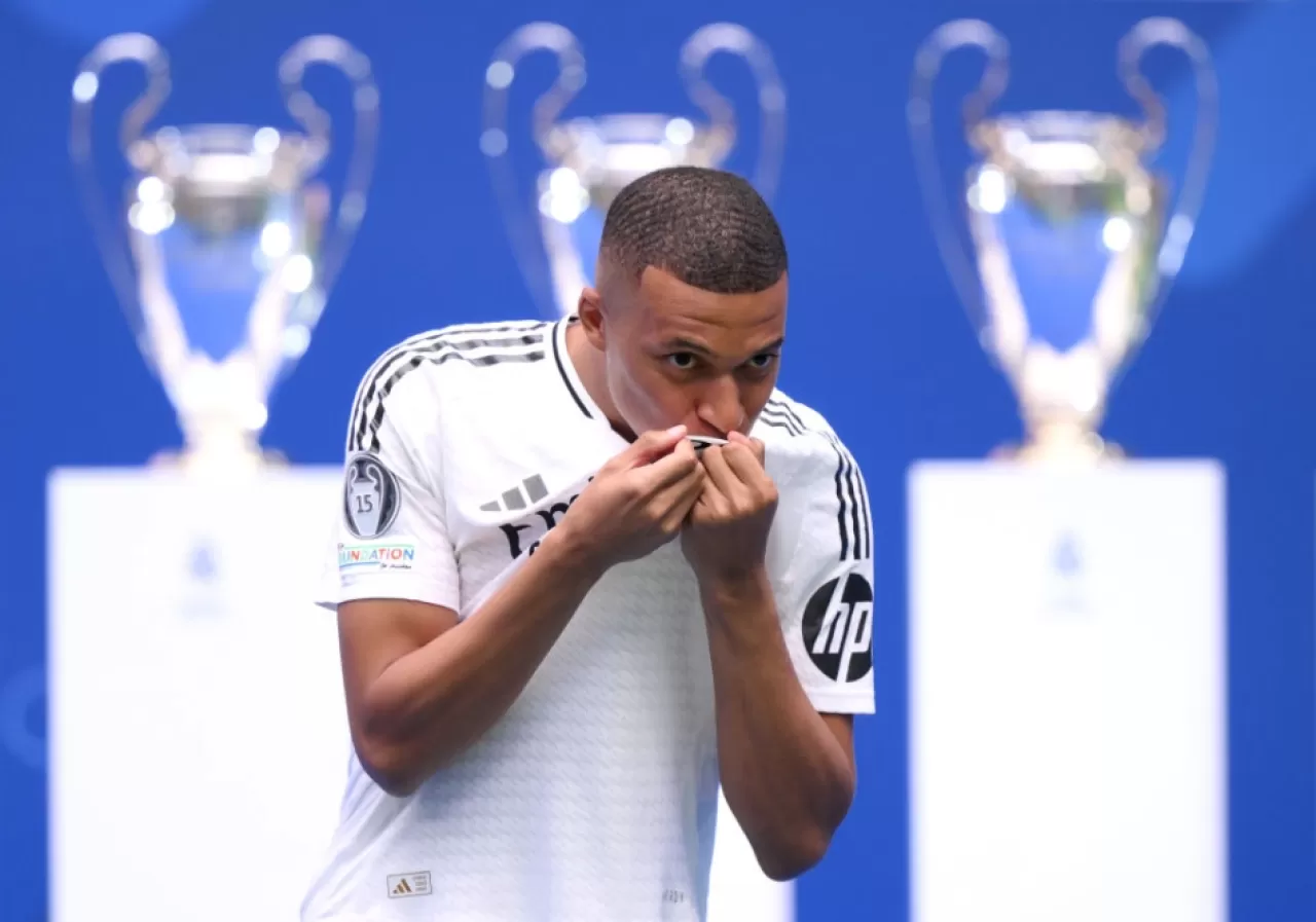 Fransız yıldız futbolcu Kylian Mbappe'nin imza töreninde büyük heyecan yaşandı